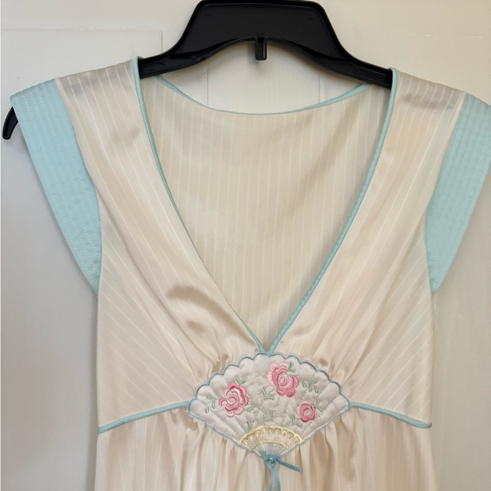 Lorraine Sz S Cream Nightgown with Floral Embroidery VGUC😊😊 - Picture 5 of 8